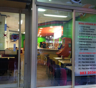 King Doner Kebab. Calle Tudela. Valladolid. Fachada.
